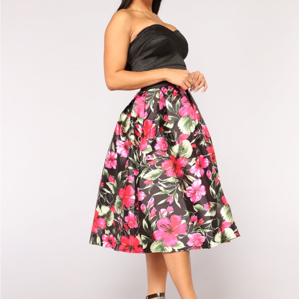 Fashion Nova- black bandage tube top, floral skirt, size medium. - Picture 4 of 8